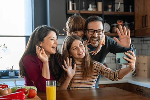 Familie folosind telefonul împreună