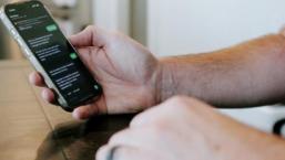 Cum să recunoști și să eviți tentativele de fraudă prin SMS (smishing)