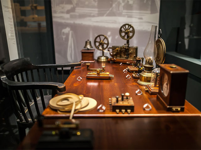 Cu vorba scrisa si zisa pe fir